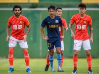 AC米兰训练开放日，赛前官宣签约引欢呼，中超在即，年轻球员得到机会 -ewc